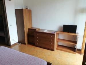 1 dormitorio con escritorio y ordenador portátil. en Roby, en Cascine