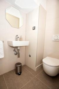 Kúpeľňa v ubytovaní Gold Luxury Room + 24 fotografií