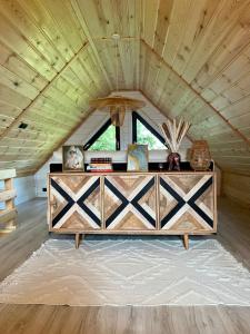 um quarto com um grande armário de madeira num sótão em Okno Na Wodę- całoroczne domy z linią brzegową jeziora i sauną em Rybno