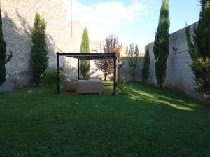 un jardín con pérgola en un patio en Casa Rural Alicia, en Villafranca de Ebro