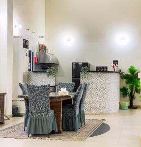 a dining room with a table and chairs at SHAIKHA villa in Umm al ‘Amad