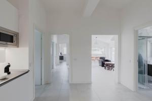 Claudio casa di Alba في سان سيساريو: مطبخ بجدران بيضاء وأرضية بيضاء