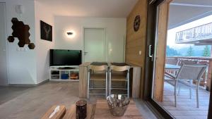TV a/nebo společenská místnost v ubytování Châtel - Appartement 4-6 personnes - Les Châlets des Freinets C203