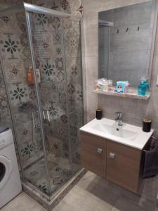 een badkamer met een douche en een wastafel bij V&L Sunset in Ioannina