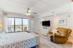 um quarto com uma cama, um sofá e uma televisão em Highpoint S 6H em Ocean City