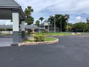 un estacionamiento frente a un edificio en Heritage Park Inn en Kissimmee