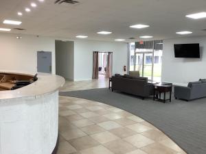 un hall avec des canapés et un bar dans un bâtiment dans l'établissement Heritage Park Inn, à Kissimmee