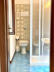 a bathroom with a toilet and a sink at Hotel Zanetti in Torri del Benaco