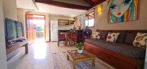 uma sala de estar com um sofá e uma mesa em BELLA VISTA Village em Arraial d'Ajuda