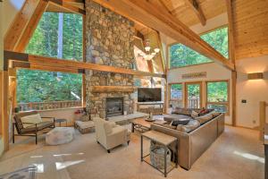 Posezení v ubytování Wild Huckleberry Alpine Cabin Fireplace and Deck!