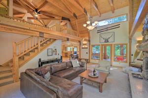 Posezení v ubytování Wild Huckleberry Alpine Cabin Fireplace and Deck!