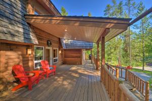 Balkón nebo terasa v ubytování Wild Huckleberry Alpine Cabin Fireplace and Deck!