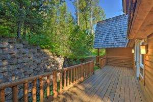 Fotografie z fotogalerie ubytování Wild Huckleberry Alpine Cabin Fireplace and Deck! v destinaci Alpine