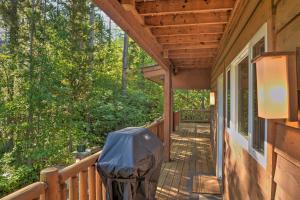 Balkón nebo terasa v ubytování Wild Huckleberry Alpine Cabin Fireplace and Deck!