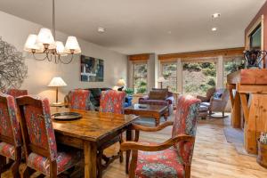 sala de estar con mesa de madera y sillas en Lodges at Deer Valley - #2218 en Park City