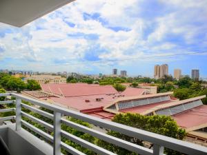 einen Blick auf den Campus vom Balkon eines Gebäudes in der Unterkunft Super Luxurious L6 Sky Blue Apartment in Santo Domingo