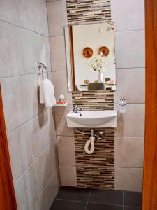 uma casa de banho com um lavatório e um espelho em Super Luxurious L6 Sky Blue Apartment em Santo Domingo