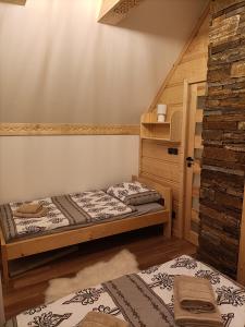 - 2 lits jumeaux dans une chambre avec escalier dans l'établissement Modrzewiowa Ostoja, à Kluszkowce