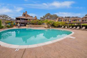 uma grande piscina com uma casa ao fundo em Sweet Escape em San Diego