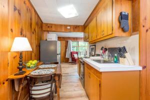 eine Küche mit Holzschränken und einer Arbeitsplatte in der Unterkunft Lakeside Delight - Unit 302 in Flat Rock