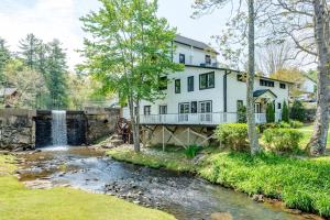 ein Haus mit einem Wasserfall neben einem Fluss in der Unterkunft Lakeside Delight - Unit 302 in Flat Rock