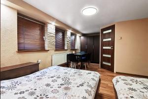 um quarto com 2 camas e uma secretária. em Najlepsze Miejsce - pokoje i apartamenty w Krakowie em Cracóvia