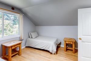 Habitación pequeña con cama y ventana en The Fortress at Heceta Beach en Florence