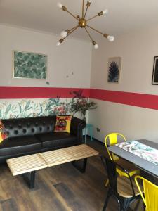 a living room with a couch and a table at TQCaleta Providencia Barrio Italia in Santiago