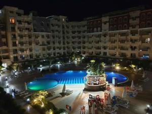 Florenza Khamsin Red Sea Residence في الغردقة: اطلالة الفندق بالليل مع المسبح