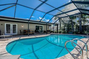 een binnenzwembad met een glazen dak bij Sunny Palms Getaway in Palm Coast