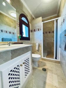 Kúpeľňa v ubytovaní Casa Beth Villamartin 2 Bedroom/ 2 Bathroom with Pool