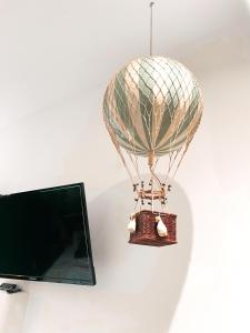 un globo de aire caliente de juguete está al lado de un televisor en Studio Jungle Ludres, en Ludres