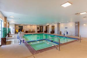 una grande piscina con piscina coperta di Best Western Plus Red River Inn a Clarendon