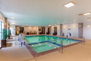 Bazén v ubytování Best Western Plus Red River Inn nebo v jeho okolí