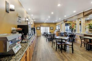 Reštaurácia alebo iné gastronomické zariadenie v ubytovaní Best Western Plus Red River Inn