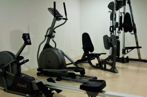 um ginásio com várias bicicletas de exercício numa sala em Paredes Design Hotel em Paredes