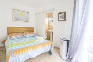 Postel nebo postele na pokoji v ubytování DUQUE CENTER PREMIUM SUITES, FREE PARKING