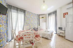 Postel nebo postele na pokoji v ubytování DUQUE CENTER PREMIUM SUITES, FREE PARKING