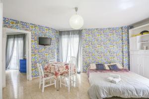 Postel nebo postele na pokoji v ubytování DUQUE CENTER PREMIUM SUITES, FREE PARKING
