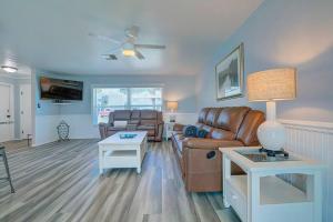 ein Wohnzimmer mit einem Sofa und einem Tisch in der Unterkunft Direct gulf access with boat dock minutes from Weechi Wachee in Hernando Beach