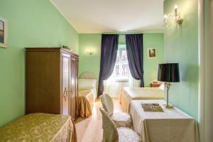 1 dormitorio con 2 camas, mesa y sillas en Residenza Dei Principi, en Roma