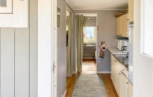 une cuisine aux murs blancs et un couloir avec évier dans l'établissement Awesome Home In Falkenberg With Wifi, à Falkenberg