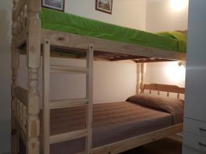 a bunk bed in a room with a bunk bed in a bedroom at Habitación con baño privado Un piso por escalera in Buenos Aires