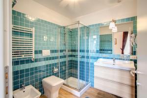 Un baño con inodoro, lavabo y ducha. en Residenza Dei Principi, en Roma 37 fotos más