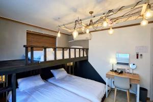 首爾的住宿－楚爾旅館，一间卧室设有两张双层床和一张带电脑的书桌