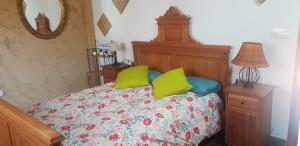 a bedroom with a bed with green pillows at Casa Do Ivi in Yermo