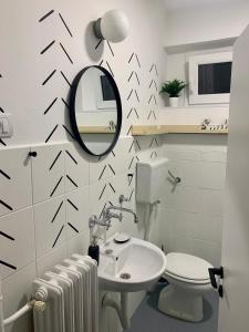 W łazience znajduje się umywalka, lustro i toaleta. w obiekcie Best view Apartment w Nowym Sadzie