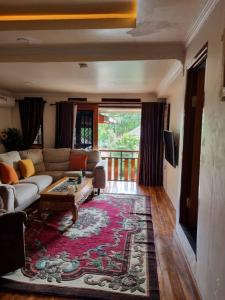uma sala de estar com um sofá e um tapete em Suci's Friendly Appartment em Mataram