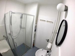 ノヴィサドにあるBest view Apartmentのシャワー、洗面台、鏡を備えたバスルーム +22枚の写真