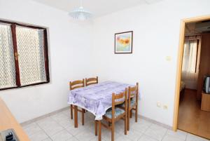 Fotografia z galérie ubytovania Apartments by the sea Vinisce, Trogir - 5982 v destinácii Vinišće + 16 fotografií
